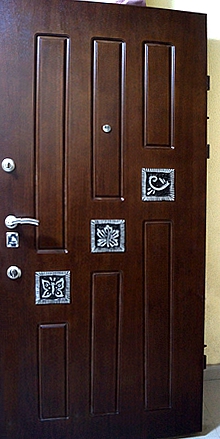 Дверь с ковкой