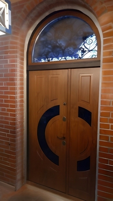Арочная дверь со стеклом, вид изнутри Арочная дверь со стеклом, вид изнутри