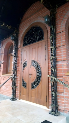 Арочная дверь со стеклом, вид снаружи Арочная дверь со стеклом, вид снаружи