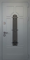 Уличная входная термодверь с узким стеклом, ковкой и рисунком на металле (порошковое окрашивание цвета графит)