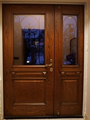 Дверь с отделкой из массива дуба