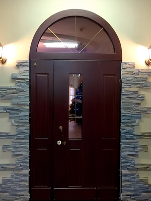 Фото арочной двери со стеклом