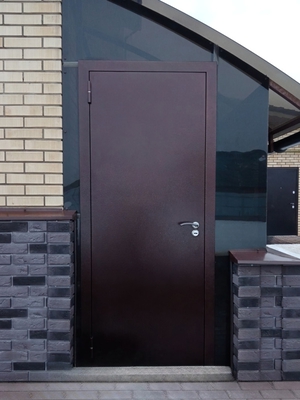 Коричневая дверь