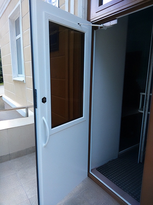 Подъездная дверь со стеклом