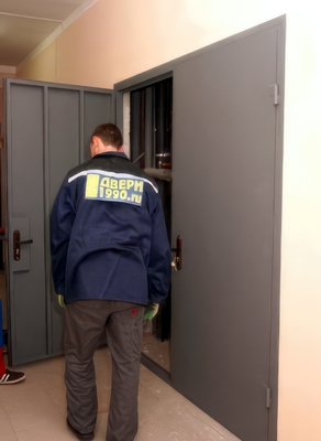 Установка технической двери в тамбур